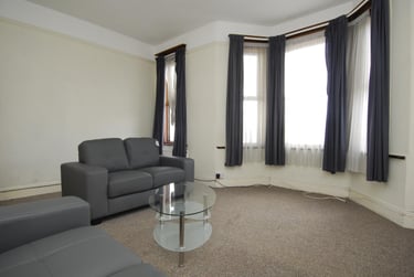 4 bed house, Eton Place, North Hill, Plymouth, PL15DT - Image 2